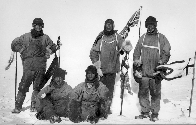Los miembros del equipo de Scott en el Polo Sur, el 18 de enero de 1912. De izquierda a derecha, de pie: Oates, Scott, Wilson; sentados: Bowers, Evans. Wikimedia Commons